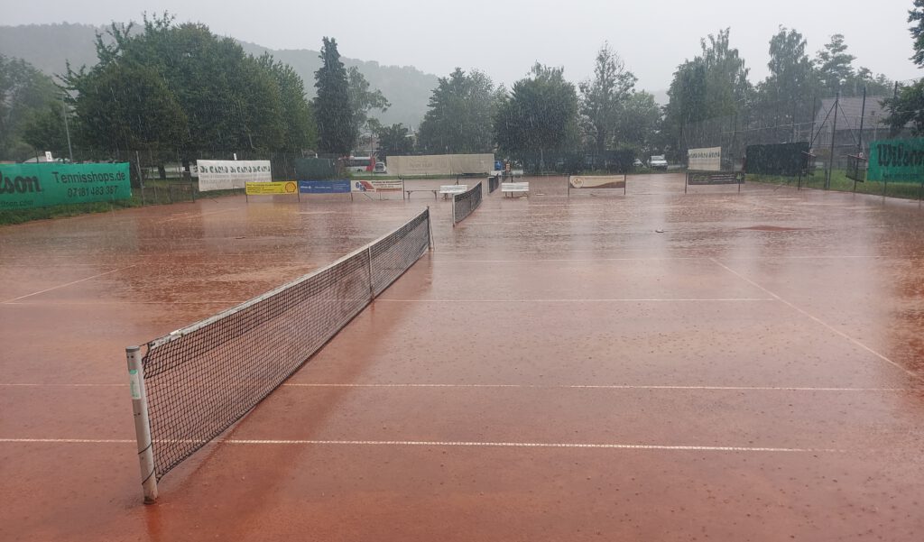 Platzregen - ein Wolkenbruch auf den Tennisplätzen in Haubersbronn